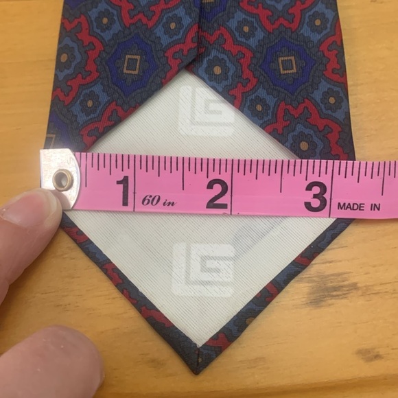 Guy LaRoche Made in USA Silk Tie Navy with Red Floral pattern 60"L x 3.25"W EUC - Picture 4 of 8
